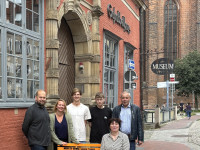 Orangefarbene Bank steht vor dem Museum SCHABBELL