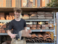 „Schönes erhalten“: Erster Lehrling bei der Kirchenbauhütte